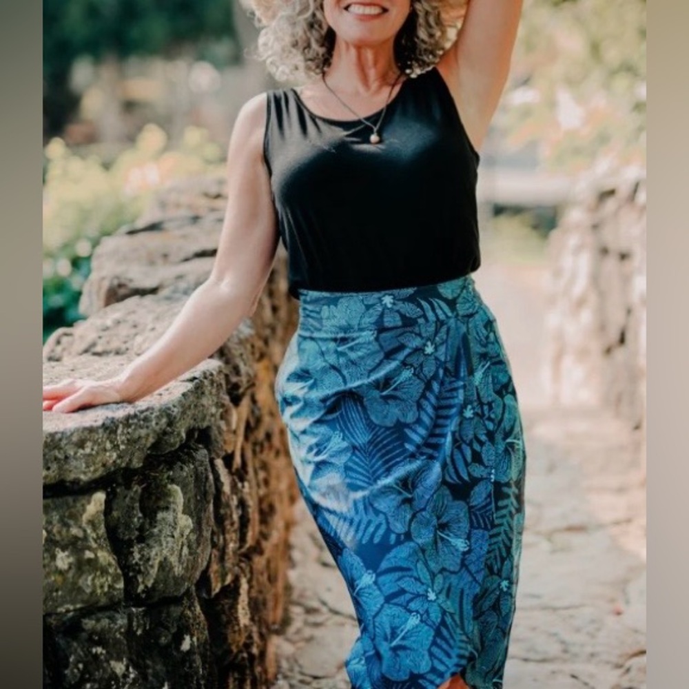 Ripskirt Hawaii Maui Moonlight Navy &Teal Floral Velcro Wrap Skirt, EUC Sz. L